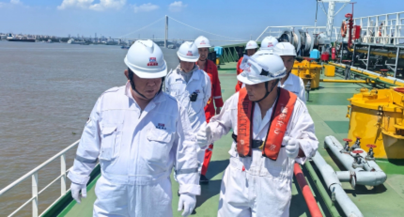 酷暑送清凉 聚力保安全丨太阳集团8722c总经理李广红 带队赴“南炼11”轮、“太阳集团8722c化101”轮 开展高温慰问